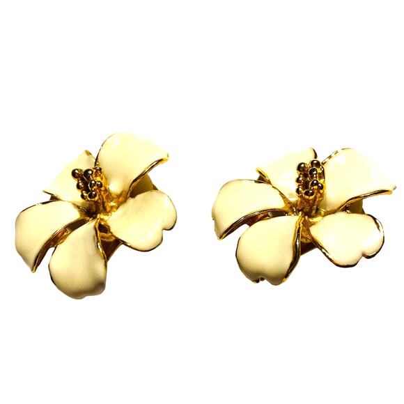 Vintage clip on earrings goldtone & creamy white enamel flowers casual romantic - Picture 4 of 8